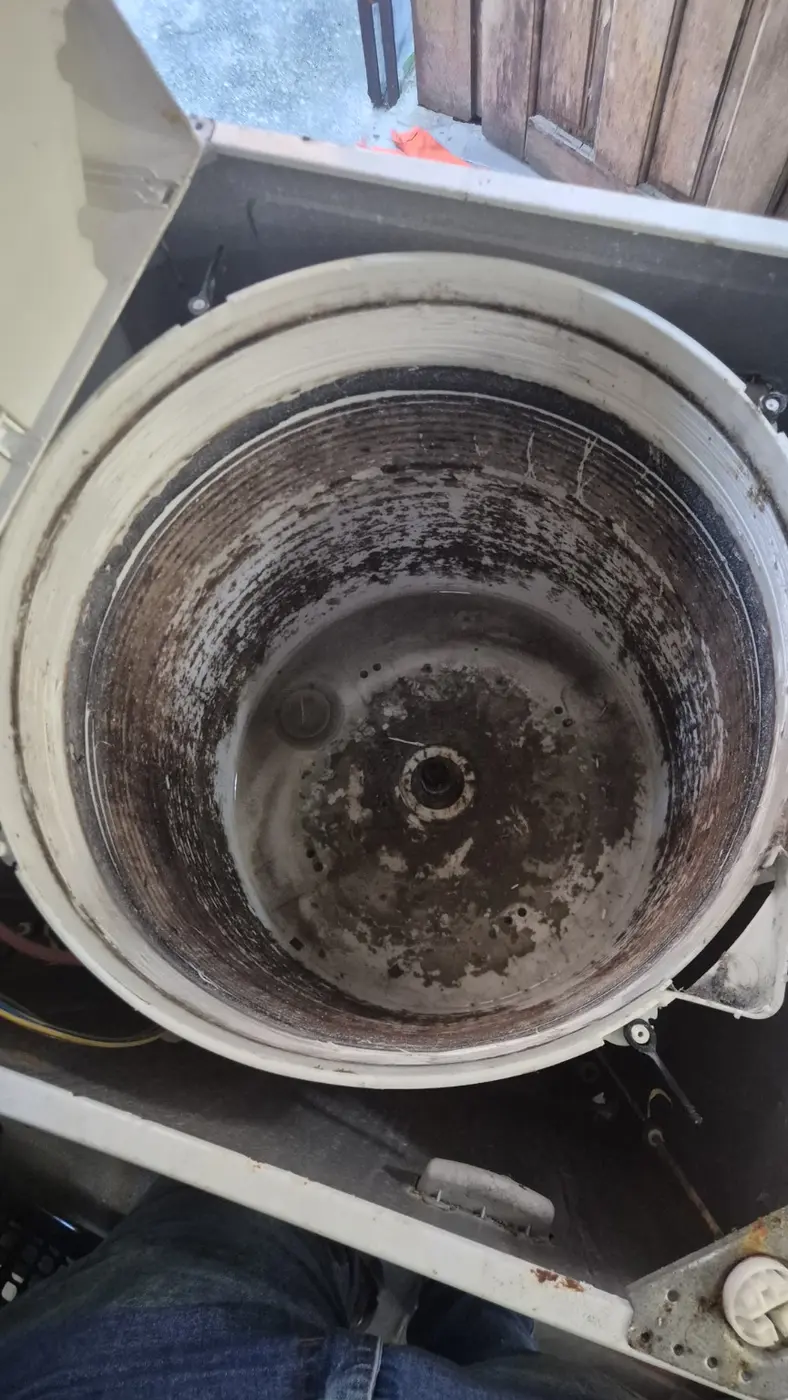 Interior de máquina de lavar com sinais de desgaste
